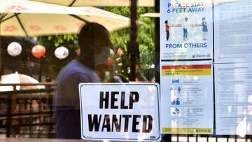 (ARCHIVOS) En esta foto de archivo tomada el 28 de mayo de 2021, se coloca un letrero de &#039;Se busca ayuda&#039; junto a las pautas de seguridad del coronavirus frente a un restaurante en Los &Aacute;ngeles, California. 