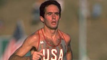 <b>TRICAMPEÓN EN NUEVA YORK</b>Salazar se proclamó campeón tres años consecutivos (1980, 81, 82) en el Maratón de Nueva York. Con su triunfo de 1981 fijó la plusmarca mundial sobre 42 kilómetros y 195 metros en 2:08.13. En 1982 también logró un triunfo memorable ante Beardsley en el Maratón de Boston: tras el llamado Duelo al Sol, Salazar recibió asistencia médica.