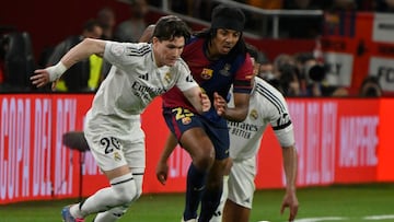 SEVILLA, 26/04/2025.- El defensa del Real Madrid, Fran García (i), se lleva el balón ante el defensa francés del FC Barcelona, Jules Koundé, durante el encuentro correspondiente a la final de la Copa del Rey que disputan hoy sábado Real Madrid y FC Barcelona en el estadio de La Cartuja, en Sevilla. EFE / Raul Caro.