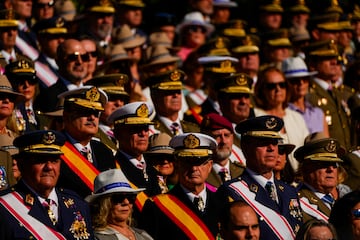 Miembros de las Fuerzas Armadas de España y civiles asisten al desfile militar el Día de la Fiesta Nacional.