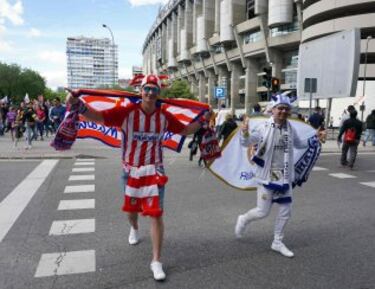 Ambientazo de las aficiones antes del Real Madrid-Atlético