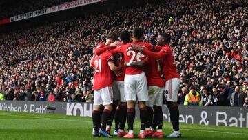 El Manchester United celebra un gol en Old Trafford ante su afici&oacute;n. 