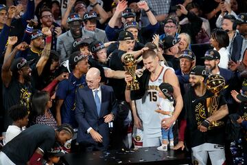 Nikola Jokic recoge el premio que le otorga como MVP de las finales de la NBA 2023.
