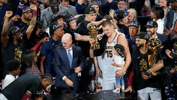 Nikola Jokic recoge el premio que le otorga como MVP de las finales de la NBA 2023.