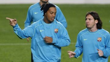 Ronaldinho charla con Messi en un entrenamiento con el Barcelona en 2008.