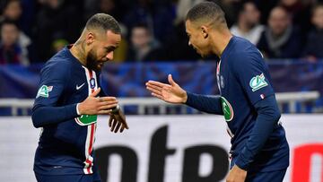 Mbappé y Neymar celebran un gol al Lyon.