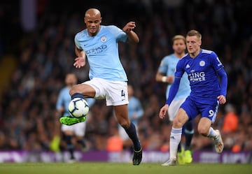 Vincent Kompany fue el héroe de la jornada para el Manchester City, ya que su golazo al ángulo ante Leicester le permite al equipo de Pep Guardiola llegar a la última fecha como líder de la Premier League con un punto más que el Liverpool.