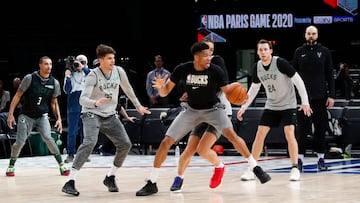 Milwaukee Bucks forward Giannis Antetokounmpo and guard Kyle Korver during the training ahead of the NBA Paris Game 2020 in Paris, France January 23, 2020. REUTERS/Gonzalo Fuentes
PUBLICADA 24/01/20 NA MA23 1COL