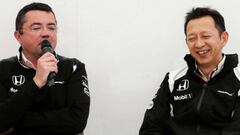 Boullier, máximo dirigente de McLaren, junto a Hasegawa, responsable de Honda.
