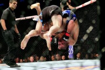 Pelea de peso ligero durante el evento de UFC Fight Night entre Beneil Dariush y Jim Miller en el Prudential Center de Newark, Nueva Jersey.