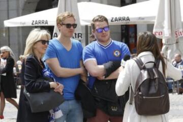 Los seguidores del Chelsea inundaron las calles del centro de Madrid, disfrutando del buen tiempo.