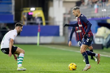 Stoichkov completa la dupla de futbolistas del Eibar en el once de la jornada, tras anotar su octavo gol del curso. Exquisito remate de cabeza para abrir el marcador ante el Racing.