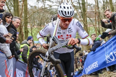 Van der Poel se pasea ante Pidcock en casa de Van Aert