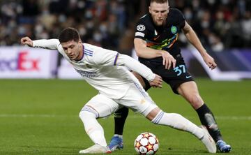 Jovic, en una acción ante Skriniar.