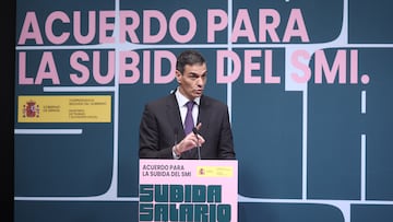 El presidente del Gobierno, Pedro Sánchez, interviene durante el acto de la firma del acuerdo para la subida del salario mínimo interprofesional (SMI) para 2026, en la sede del Ministerio de Trabajo y Economía Social, a 16 de febrero de 2026, en Madrid (España). El Gobierno y las organizaciones sindicales formalizan la subida del salario mínimo interprofesional (SMI) para 2026, que se sitúa en 1.221 euros mensuales en catorce pagas, tras un incremento del 3,1%. La nueva cuantía supone 37 euros más al mes y 518 euros adicionales al año respecto al SMI vigente en 2025 y beneficiará a unos 2,5 millones de trabajadores.
16 FEBRERO 2026
Eduardo Parra / Europa Press
16/02/2026