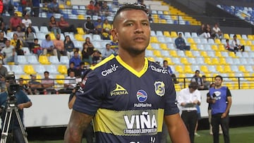 Ftbol, Everton v Club Atletico Lanus.
El jugador de Everton, Wilson Morelo, es presentado antes del partido de Noche Oro y Cielo contra Club Atletico Lanus disputado en el estadio Sausalito de Via del Mar, Chile.
27/01/2017
Sebastin Cisternas/Photos