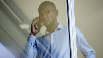 Eric Abidal realiza una llamad atelefónica.