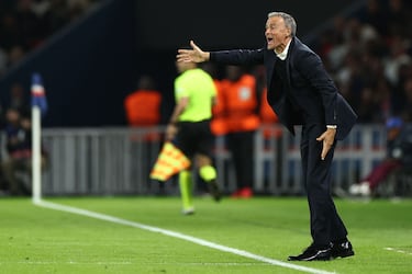 El técnico asturiano cobra 11 millones de euros del PSG. En su primer año en París consiguió el triplete francés, consiguiendo la Liga, la Copa y la Supercopa de Francia. En su segundo año, consiguió títulos consecutivos en Francia, sumando a su palmarés la Liga de Campeones de 2025, la segunda de su carrera y la primera en la historia del conjunto parisino.