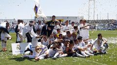 Los jugadores del Castilla celebran el ascenso a Segunda Divisi&oacute;n en la temporada 2011-2012.
  