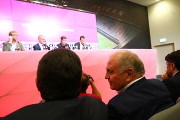 El presidente del Bayern, Uli Hoeness, durante la presentación de Coutinho. 