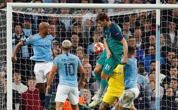 4-3. Fernando Llorente marc¨® el tercer gol. La jugada fue revisada por el VAR.
