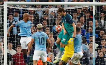 4-3. Fernando Llorente marcó el tercer gol. La jugada fue revisada por el VAR.