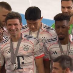 El gesto de Müller con Kane el día que se despedía del estadio del Bayern antes de su retirada