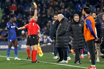 El rbitro, Gonzlez Fuertes, amonesta con tarjeta amarilla a Bordals y a Flick tras el rifirrafe entre Balde e Ismael.