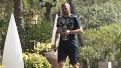 La plantilla cantó "Iniesta quédate" en la comida de Gavá