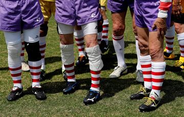 El Fuwaku Rugby Club de Tokio, fundado en 1948, es uno de los 150 clubes japoneses que organizan partidos competitivos y de contacto para jugadores mayores de 40 años. Según las Naciones Unidas, Japón es el país con la población con mayor envejecimiento del mundo. Las personas mayores son particularmente vulnerables a la soledad, ya que el 15% de los hombres mayores que viven solos tienen menos de una conversación en dos semanas, según un informe publicado en The Japan Times . El rugby no solo mantiene activos a los jugadores, sino que ofrece una vida social plena. 