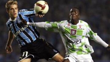 <b>DESEADO. </b>Marco Pérez, a la derecha, con la camiseta del Boyacá.