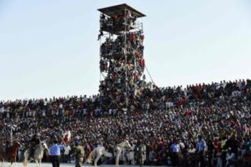 Que nadie en Kaduna se quería perder  el NigeriaEgipto de la Copa africana de Naciones  está claro. Los seguidores no dudaron en subirse a cualquier lugar con el objetivo de poder seguir el partido. Da vértigo ver el lugar en el que están algunos de los espectadores. 