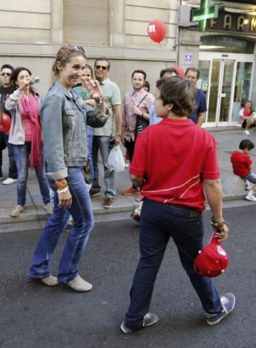 La infanta Elena y su hijo Felipe Juan Froilán tampoco se perdieron la fiesta en la Puerta de Alcalá.