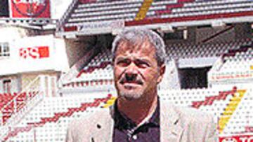 <B>EN SU CASA.</b> Iriondo atendió a AS, en el estadio Teresa Rivero.