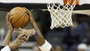 <strong>GIGANTE JAMISON.</strong> Ante las bajas de Arenas y Butlers, Jamison se convirtió en el eje de unos Wizards que lograron derrotar en la prórroga a unos Raptors en los que sólo Calderón y Bosh estuvieron a la altura.