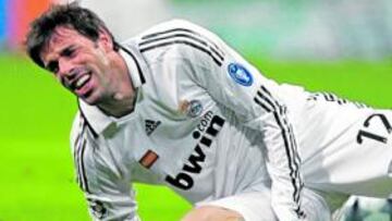<b>EN NOVIEMBRE. </b>Van Nistelrooy se lesionó en el Bernabéu, en el partido ante la Juventus.