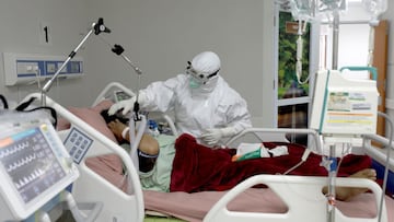A nurse assists a patient suffering from the coronavirus disease (COVID-19) at the Intensive Care Unit at a hospital in Bogor, Indonesia January 26, 2021. REUTERS/Willy Kurniawan