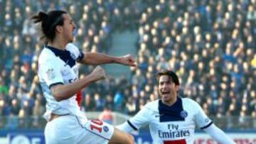 Zlatan Ibrahimovic celebra con Maxwell su gol.