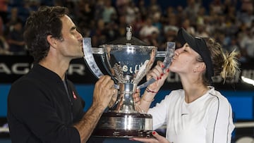 Los tenistas suizos Roger Federer y Belinda Bencic besan el trofeo de campeones de la Copa Hopman 2019