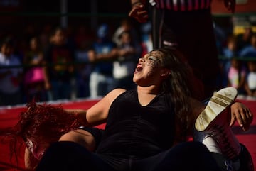 En Tepito, un barrio de Ciudad de México, se ha celebrado un campeonato de lucha al aire libre que busca promover el deporte entre los jóvenes para alejarlos de la criminalidad.