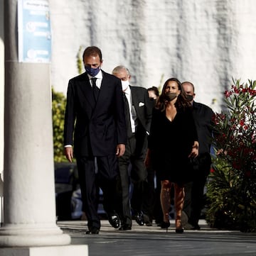 Alessandro Lequio llego vestido de negro junto a su esposa María Palacios.