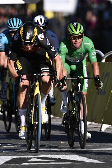 El ganador de la etapa del equipo Jumbo Visma's, Wout van Aert de Bélgica cruza la línea de meta junto a Mark Cavendish