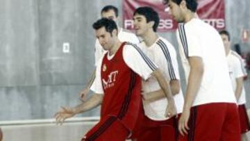 <b>TRABAJO LÚDICO. </b>Rudy Fernández demostró ayer en Pozuelo que también tiene habilidad para manejar el balón con los pies.