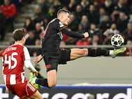 Bayer Leverkusen's Czech forward #14 Patrik Schick (R) controls the ball in the air in front of Olympiakos' Greek defender #45 Panagiotis Retsos (L) during the UEFA Champions League knockout round play-off first leg football match between Olympiacos FC (GRE) and Bayer Leverkusen (GER) at the Karaiskakis Stadium in Piraeus, near Athens, on February 18, 2026. (Photo by Aris MESSINIS / AFP)