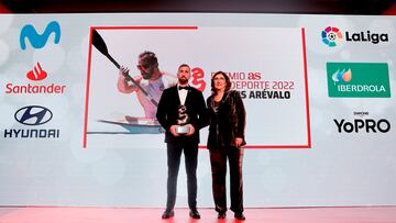 El piragüista Carlos Arévalo recibe el galardón de manos de Marisol Casado, miembro del COI.