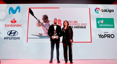 El piragüista Carlos Arévalo recibe el galardón de manos de Marisol Casado, miembro del COI.