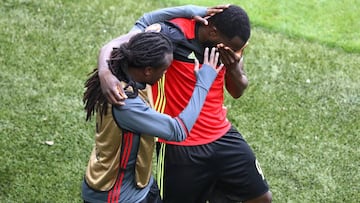 Jordan trata de consolar a su hermano Romelu tras marcar éste dos goles a Irlanda. Después del partido se supo que el delantero del Everton se emocionó por lo mal que su padre se lo hizo pasar a su madre.