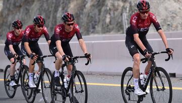 Chris Froome rueda con sus compa&ntilde;eros del Ineos durante el UAE Tour 2020.