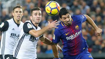 Soccer Football - La Liga Santander - Valencia vs FC Barcelona - Mestalla, Valencia, Spain - November 26, 2017 Valencia's Jose Gaya in action with Barcelona’s Luis Suarez REUTERS/Heino Kalis
