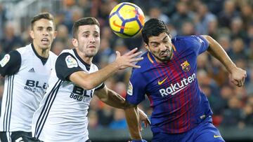 Soccer Football - La Liga Santander - Valencia vs FC Barcelona - Mestalla, Valencia, Spain - November 26, 2017   Valencia&#039;s Jose Gaya in action with Barcelona&rsquo;s Luis Suarez          REUTERS/Heino Kalis